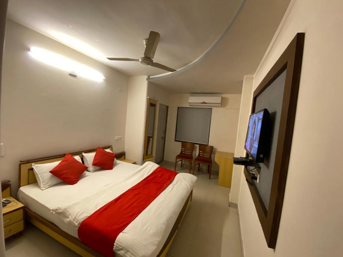 Hotel Riverfront Ahmedabad Exterior foto